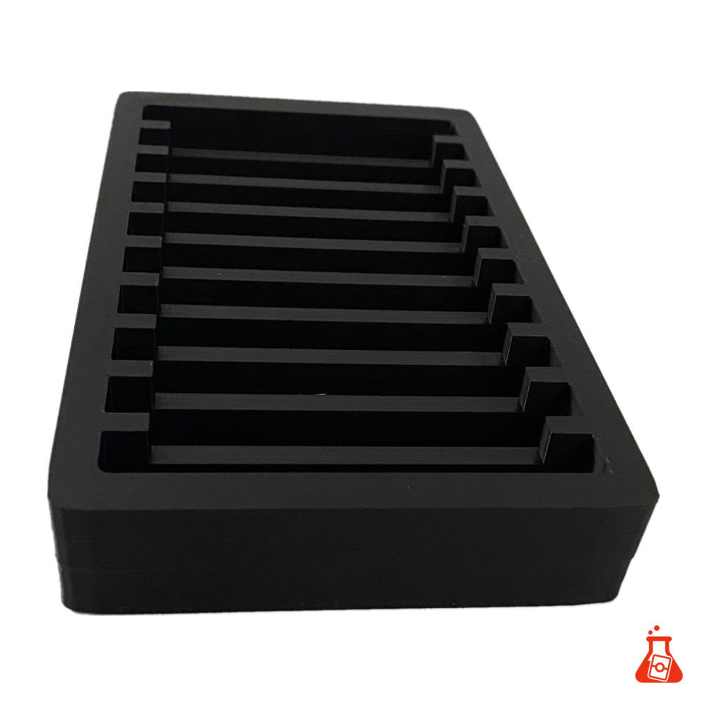 Slab-Ständer für 10 Slabs in Schwarz, schräg von vorne, leer